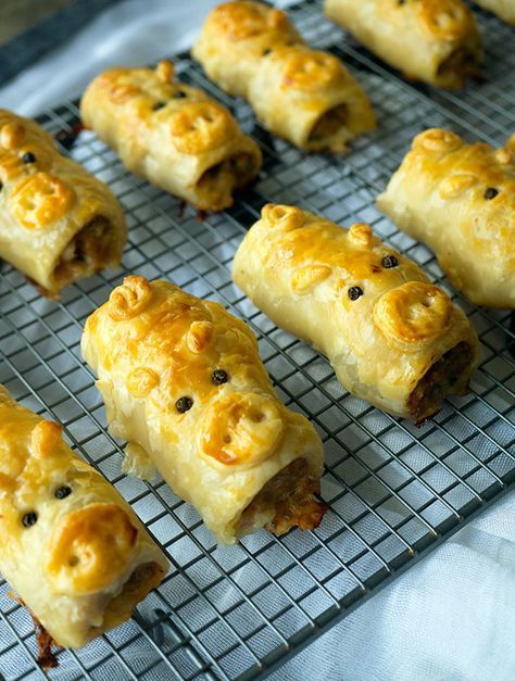 Recipes For Sausage, Pastry Snacks, Drinks From Around The World, Homemade Sausage Rolls, Sausage Rolls Recipe, Bacon And Cheese, Pork Bacon, Pies Maker, Cheese Sausage