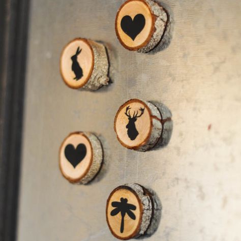 DIY Wood Slice Magnet Tutorial - Suburble.com using your Silhouette CAMEO or Portrait Wood Slice Magnets, Diy Magnets, Wood Slice Crafts, Wood Burning Crafts, Wood Burning Art, Country Crafts, Wood Slices, Pyrography, Wood Decor