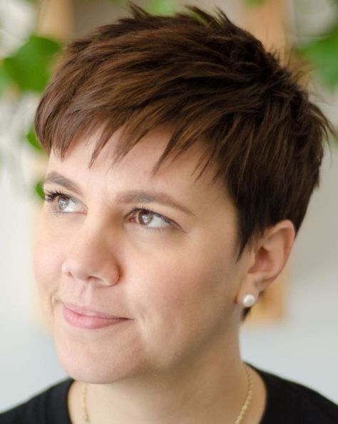 Natural Layered Pixie for Round Faces Pixie Bowl Cut, Haircuts For Round Face Shape, Pixie Cut Round Face, Short Hair Fringe, Sleek Short Hair, Edgy Short Haircuts, Pixie Haircut For Round Faces, Short Sassy Haircuts, Choppy Layers