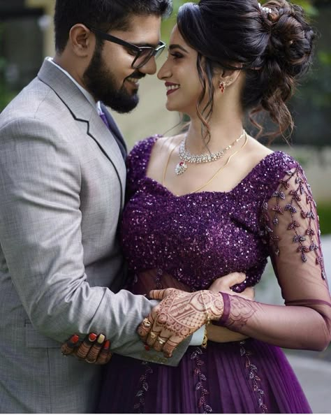 Reception Outfits Couple, Marriage Gowns Indian, Couple Dress For Reception Indian, Formal Dress Couple Photoshoot, Lehanga Couple Poses, Reception Dress For Couples Indian, Enggament Dress Couple, Reception Couple Dress Indian Latest, Kerala Reception Dress For Couples