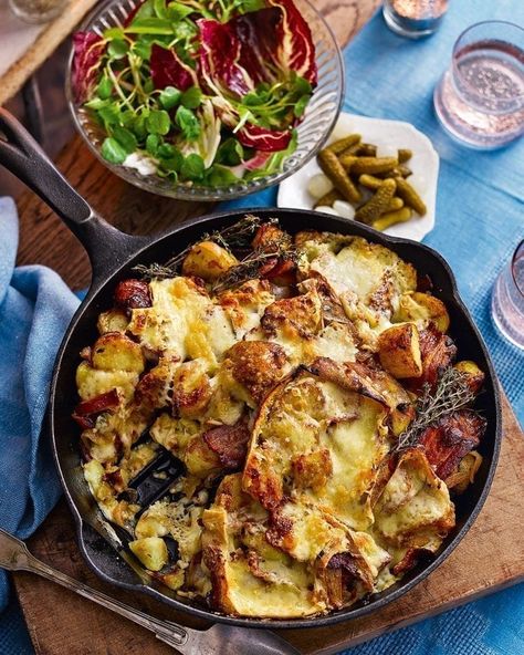 Potato, bacon and raclette skillet gratin Swiss Dishes, Raclette Ideas, Raclette Recipes, Light Lunches, Raclette Cheese, Potato Bacon, Swiss Recipes, Skillet Recipes, Cast Iron Skillet Recipes