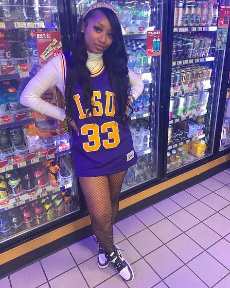 MaKayla♡. on Instagram: “his prettiest problem💜.” Womens Jersey Outfit, Freaknik Outfits Black Women, Black Women Vintage, Woman Fashion Winter, His Prettiest Problem, Freaknik Outfits, Jersey Dress Outfit, Basketball Jersey Outfit, Birthday Outfit For Teens