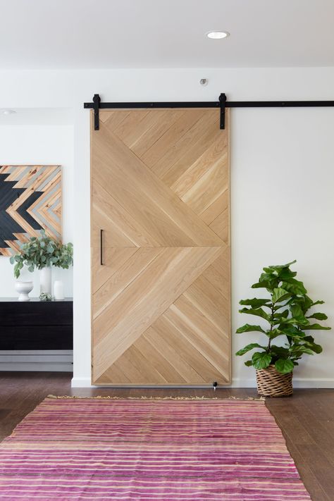 sliding door // love the wood pattern Små Rum Lidt Plads, Bohemian Interior Design, Sliding Doors Interior, Hus Inspiration, Natural Home Decor, Interior Barn Doors, French Door, Cool Ideas, Barn Doors Sliding