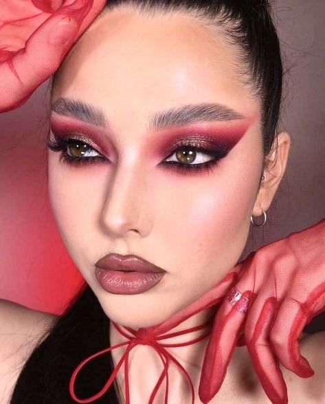 Black And Red Makeup, Red Eyeshadow Look, Red Makeup Looks, Pink Eyeshadow Look, Red Eye Makeup, Bold Makeup Looks, Formal Makeup, Red Eyeshadow, Simple Makeup Looks