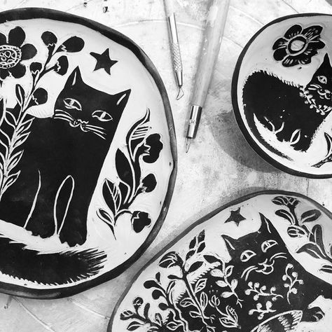 Sgraffito Cat Designs, Cat Sgraffito, Flower Sgraffito, Sgraffito Pottery, Pottery Inspo, Cat Flowers, Pinch Pots, Ceramics Pottery Art, The Aurora