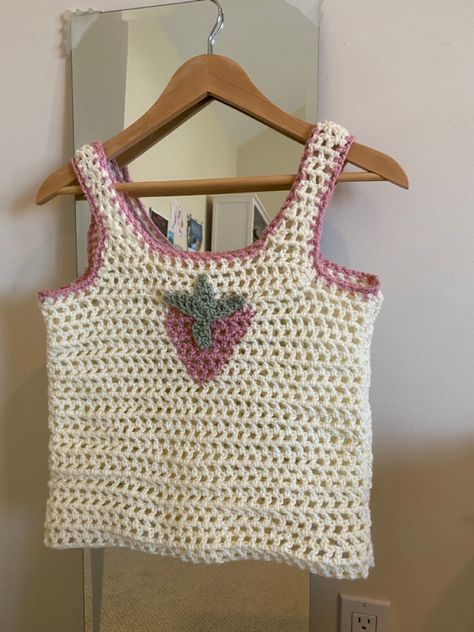 strawberry green pink aesthetic crochet top coquette Summer Crochet Top Ideas, Crochet Croquette, Crochet One Skein Projects, Summer Sweater Crochet, Strawberry Crochet, Sommer Strand Outfit, One Skein Crochet, Crochet Clothing And Accessories, Crochet Design Pattern