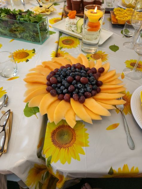 Autumn Brunch Table Ideas, Daisy Veggie Tray, Flower Fruit Tray, Kid Friendly Thanksgiving Food, Sunflower Party Theme, Cottagecore Birthday Party, Dnd Night, Fruit Creations, Fruit Platter Designs