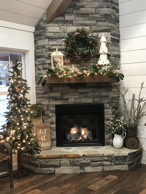 Popular Fireplace Ideas, Wall Decor Sides Of Fireplace, Chimini Decor Ideas, Fire Places Ideas Living Room Cozy, Christmas Cozy Home Living Room, Rustic Fireplaces Farmhouse Style Stone, Cottage Corner Fireplace, Christmas Stone Fireplace, Corner Fireplace Cathedral Ceiling