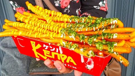 Japanese Long Fries, Long Potato Fries Recipe, Kentang Crispy, Long Fries, Long Potato, Tokyo Street Food, Japan Street Food, Vietnamese Dessert, Chimney Cake