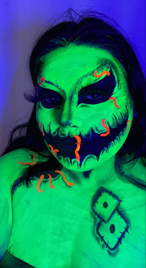 Insta jessicalauryn___ Oogie Boogie Face Paint, Oogie Boogie Makeup Ideas, Oogie Boogie Makeup, Hocus Pocus Makeup, Elaborate Costumes, Neon Goth, Spooky Makeup, Christmas Face Painting, Spfx Makeup