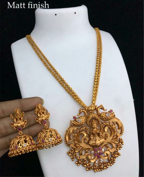 Laxmidevi Lockets Gold, Lakshmidevi Lockets, Gold Jewelry Prom, Temple Jewelry Necklace, Gold Jhumka Earrings, Gold Jewellry, New Gold Jewellery Designs, Fancy Jewelry Necklace, Gold Jewelry Simple Necklace