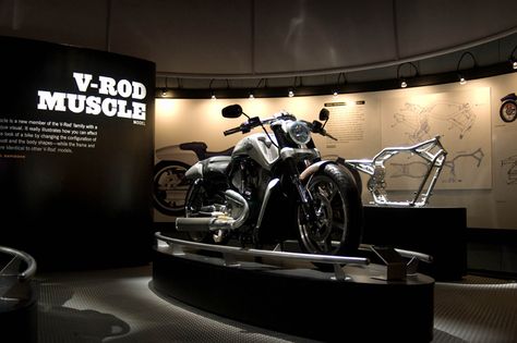 Temporary pavillion and exhibition of Designing Customs for Harley-Davidson, Milwaukee. Designed by Lorenzo Apicella. Motorcycle Showroom Design, Harley Davidson Museum, Motorcycle Museum, Motorcycle Shop, Exhibition Stall, Showroom Interior Design, Zen Style, Exhibit Design, Exhibition Booth Design