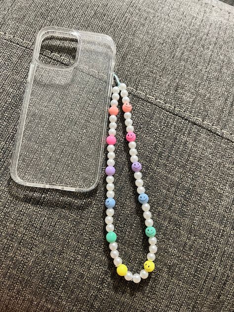 Phone Bracelet Ideas, Clay Bead Phone Charm Ideas, Phone Charms Diy, Phone Charm Ideas, Mobile Charms, Seed Bead Jewelery, Cute Phone Charms, Pearl Phone Charm, Phone Beads