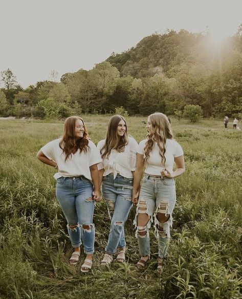 Best Friend Picture Outfit Ideas, Pictures Of Best Friends Together, Photo Shoot Ideas For 3 Friends, 3 Sisters Picture Ideas, Photoshoot For 3 Friends, Sister Session Photography, Sisters Photoshoot Outfit Ideas, Photoshoot Ideas 3 Friends, 3 Sister Photoshoot Poses