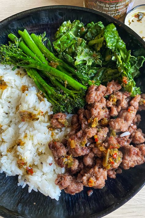 Looking for a new pork rice bowl recipe? Trying this ground beef recipe with our British beef burgers that make the ultimate crispy beef mince. Try this crispy beef recipe with chimichurri sauce like we did or mix it up with Asian inspired flavours!   #chimichurri #beefmince #groundbeef #britishbeef #beef #ricebowl #ricerecipe #britishburger #crispybeef Ground Beef Bowls Healthy, Pork Rice Bowl Recipe, Beef Chimichurri, Chimichurri Beef, Sausage Meat Recipes, Beef Rice Bowl Recipe, Peanut Butter Burger, Pork Mince Recipes, Sausage Burgers