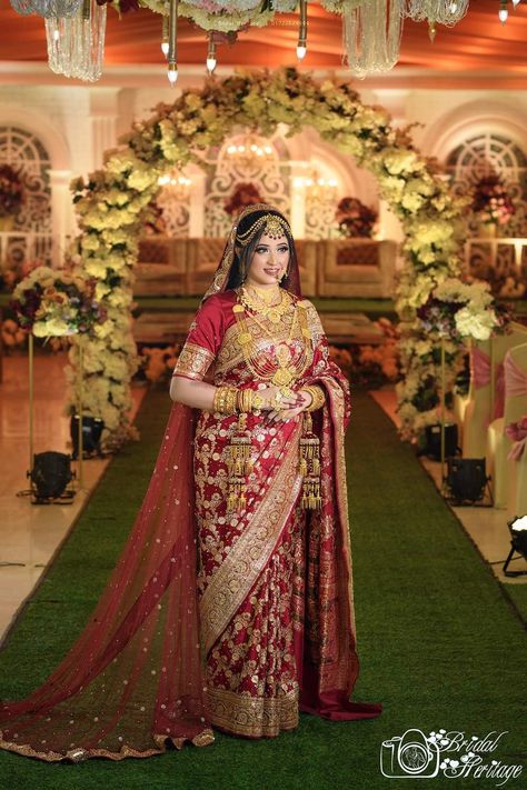 Kashta Saree Wedding, Legs Mehndi, Saree Wearing, Saree Wearing Styles, Legs Mehndi Design, Bridal Jewelery, Bengali Bride, Reception Look, Bride Photography Poses