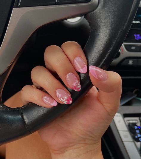 Spring Nails Trendy, Sue Bagley Nails, Flower French Tips Nails, Pink Nail Designs Flowers, Pink Tip Nails With Flowers, Pink French Flower Nails, Cute Summer Nails Flowers, Dainty Summer Nails, Pink Nail With Flower