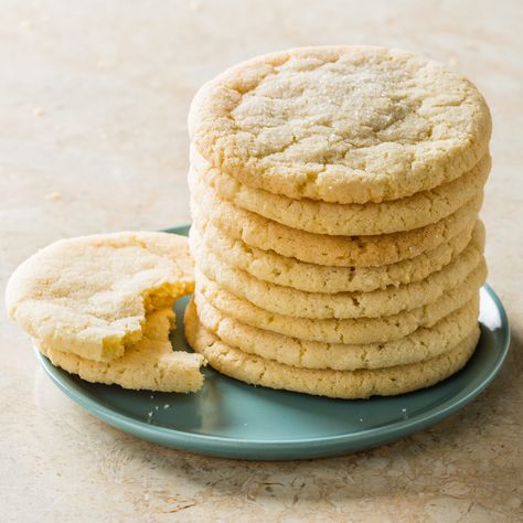 Everyone thinks it’s easy to make classic buttery-tasting sugar cookies that are crisp at the edges and chewy in the center. Everyone is wrong. Old Fashioned Tea Cakes, Chewy Sugar Cookie Recipe, Drop Sugar Cookies, Spice Sugar Cookies, Tea Cake Cookies, Lemon Tea Cake, Butter Sugar Cookies, Popular Cookies, Tea Cakes Recipes