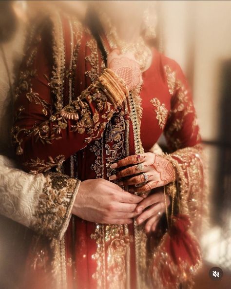 Desi Bridal Photoshoot, Barat Photoshoot Poses, Desi Photoshoot Ideas, Pakistani Marriage, Red Wedding Lehenga, Bride Groom Photoshoot, Asian Wedding Dress Pakistani, Bride Photos Poses, Groom Photoshoot