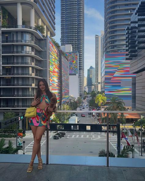 Brickell City Centre Miami, 21st Birthday In Miami, Miami Photoshoot Locations, Brickell Photoshoot, Miami Pictures Ideas, Miami Photo Ideas, Miami Style Outfits, Miami Outfit Ideas, Miami Looks