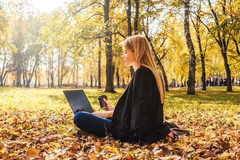 Outdoor Office Photoshoot, Business Pictures Professional Women Outdoor, Business Photoshoot Outdoor, Business Photoshoot Ideas Women Outdoor, Branding Photoshoot Inspiration Outdoors, Personal Branding Photoshoot Outdoor, Therapist Photoshoot, Female Entrepreneur Photoshoot Outdoors, Corporate Photoshoot