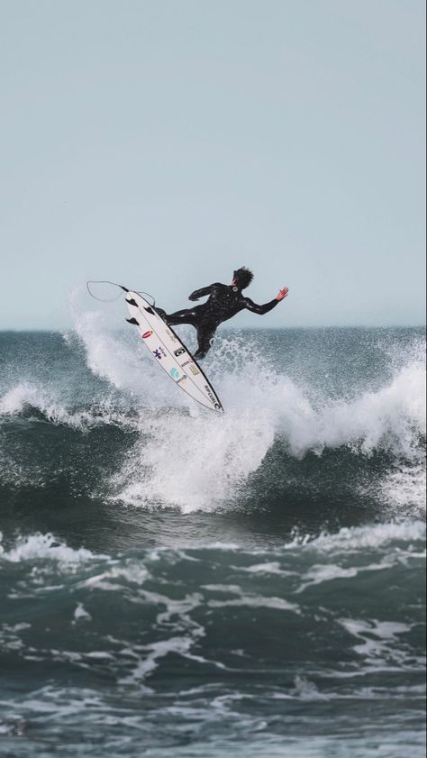 Surfing Pictures Men, Surf Phone Wallpaper, Medina Surf, Room Esthetics, Medina Wallpaper, Surf Posters, Trash Chute, Surf Boy, Gabriel Medina