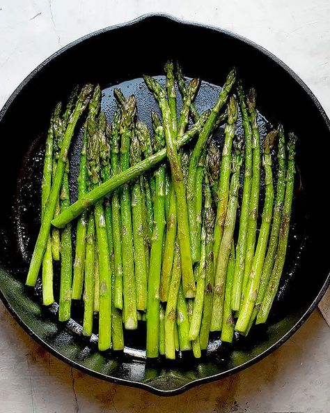 How to Cook Asparagus on the Stove Asparagus Stove Top, Skillet Asparagus, Asparagus On The Stove, Cook Asparagus, Lemon Quinoa, Stuffed Vegetables, Asparagus Dishes, Spring Produce, Asparagus Recipes