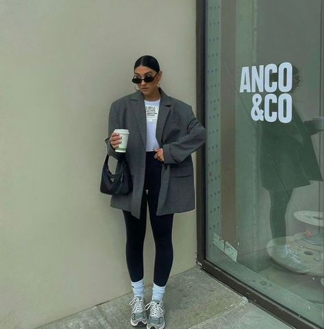 Grey Blazer Outfit, Grey Leggings Outfit, Look Legging, New Balance Outfit, Blazer Outfits Casual, Sneaker Outfits, Blazer Outfits For Women, Blazer Outfit, Looks Black