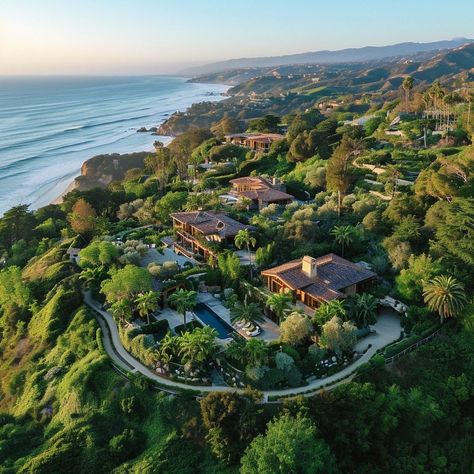 Inside Bob Dylan's Enchanting Malibu Home Richard Shapiro Malibu, Celebrity Interiors, House In Malibu, Malibu House, Malibu Homes, Malibu Home, Celebrity Homes, Malibu California, Celebrity Houses