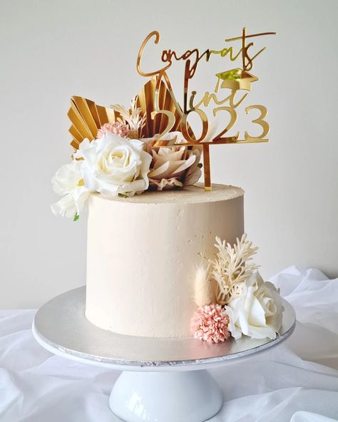 Totally forgotten about this beautiful graduation cake. Congratulations Nini 🎓👩‍🎓 #graduationcake #bloomandgraduate #floralcelebrationcake #floralgraduation #classof2023 #2023graduate #gradfloral #buttercreamgraduationcake #pointcookcakes #pointcook #saltwatercoast #saltwaterestate #saltwatercoastestate #lincolnheath #featherbrook #featherbrookeestate #alamanda #alamandaestate #upperpointcook #Seabrook Cake Congratulations, Congratulations Cake, 3 Tier Cake, Graduation Cake, Tier Cake, Graduation Cakes, Tiered Cakes, Celebration Cakes, Cake Designs