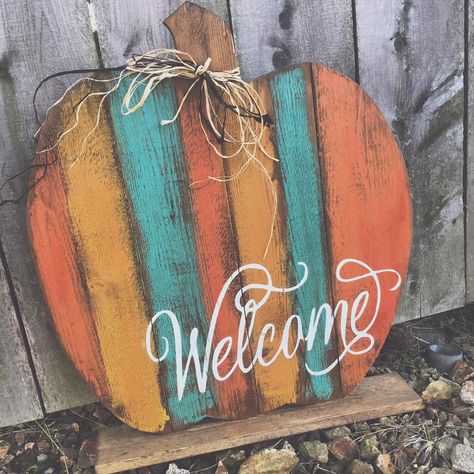 Outdoor Pallet Decorations, Pallet Pumpkins Front Porches, Fall Pallet Painting Ideas, Wooden Pumkin Decoration Ideas, Pallet Wood Pumpkins, Fall Wood Pallet Ideas, Painting Wood Pumpkins, Pallet Fall Projects, Wooden Pumpkins Painted