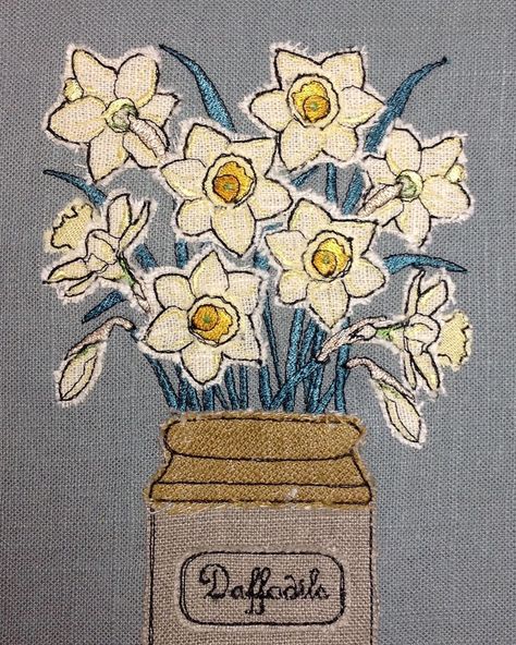 #rawedgeapplique; #rawedgeappliqué; #machineapplique; #machineappliqué; #daffodils; #daffodil; #daffodillydesign; #springishere;… Freehand Machine Embroidery, Applique Art, Textile Art Embroidery, Raw Edge Applique, Fabric Postcards, Flower Quilts, Fabric Cards, Free Motion Embroidery, Patch Aplique