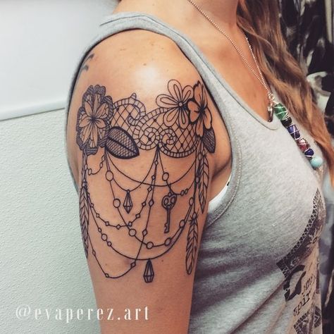 40+ Lace tattoo ideas to add the beauty of laces in your life - Blurmark Lace Shoulder Tattoo, Shoulder Cap Tattoo, Lace Tattoo Design, Muster Tattoos, Geniale Tattoos, Lace Tattoo, Shoulder Tattoos For Women, Tattoo Feminina, Feminine Tattoos