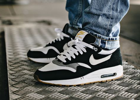 Nike Air Max 1 wmns - Black/White/Light Charcoal/Gum - 2010 (by @inwardlybe-represent) Huraches Nike, Reflective Shoes, Sneakerhead Fashion, Nike Running Shoes Women, Shoe For Women, Nike Air Force 1 High, Nike Shoe, Nike Roshe Run, Nike Air Max 1