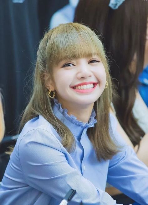 The brightest of smiles : Lalisa Lisa Side Profile, Mandarin Food, Blackpink Sketch, Thai Queen, Bts V Pictures, Bridesmaid Hair Short, Lisa Bp, Blackpink Wallpaper, Lisa Blackpink Wallpaper