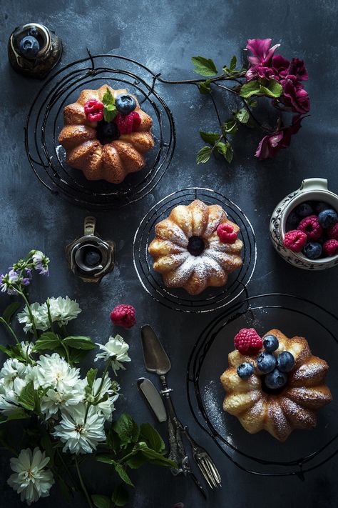 Indulge in the flavors of fall with these 25 mini bundt cake recipes. From spiced pumpkin to apple cinnamon, these miniature treats capture the essence of the season.  These mini bundt cakes are perfect for gatherings or a cozy afternoon snack. Bundt Cake Recipes Fall, Miniature Cakes Recipes, Mini Bundt Cakes Decorating Ideas, Mini Apple Cakes, Mini Bunt Cakes Ideas Christmas, Mini Bundt Pan Recipes, Cake Recipes Fall, Nothing Bundt Cakes Recipe, Mini Bundt Cake Recipes