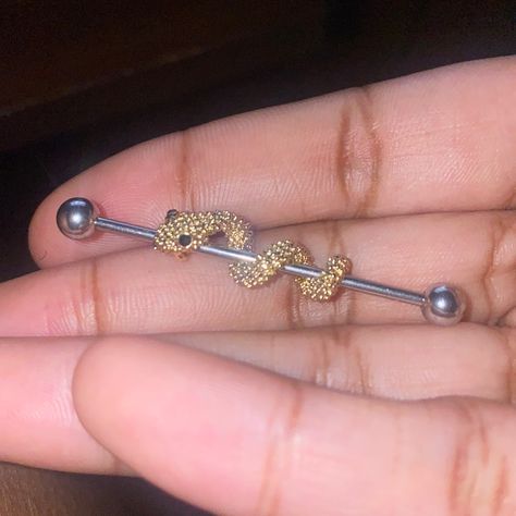 Cute Unique Piercings, Peircings Women Idea, Gold Industrial Piercing Aesthetic, Snake Ear Piercing, Industrial Jewelry Piercings, Crystal Piercings, Ear Piercing Ideas With Industrial, Dainty Industrial Piercing, Cute Industrial Piercing