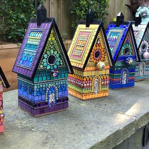 Hand Painted Birdhouses, Mosaic Art Diy, Bird Houses Ideas Diy, Mosaic Garden Art, Afrique Art, Bird House Kits, Mosaic Birds, Mosaic Art Projects, Mosaic Stained