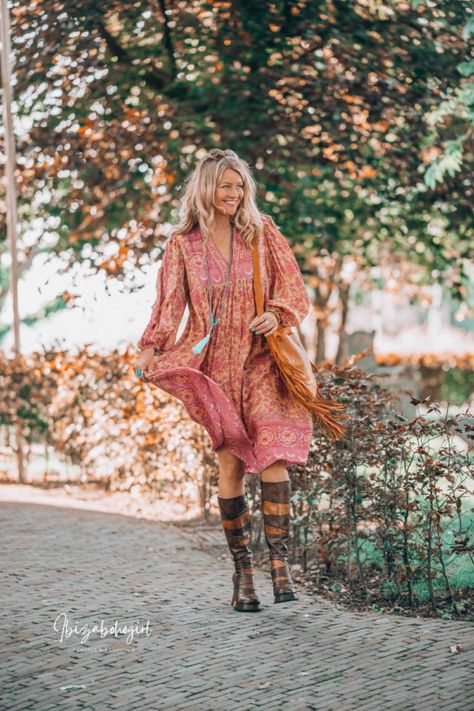 Beautiful Boho Dresses, Summer Festival Fashion, Hippie Lifestyle, Hippie Girl, Bohemian Summer, Bohemian Maxi Dress, Fashion Aesthetics, Bohemian Look, Summer Styles