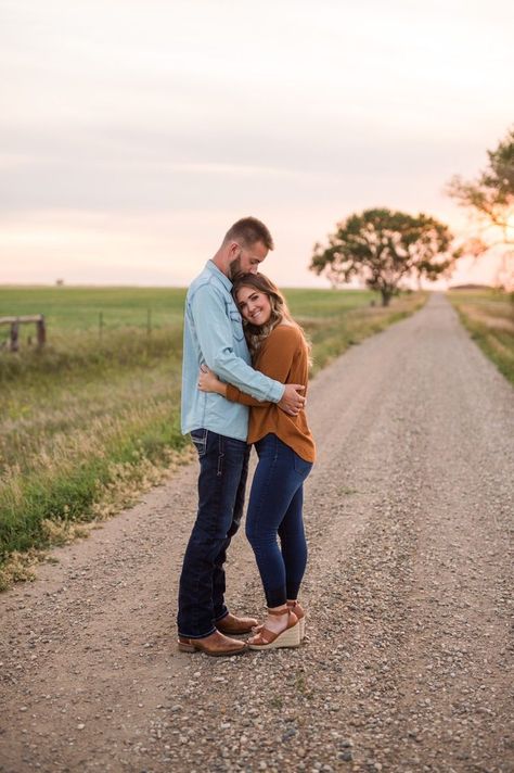 Engagement Photos With Hay Bales, Lifestyle Farm Photoshoot, Hay Bale Couple Pictures, Country Road Engagement Photos, Engagement Photos Gravel Road, Gravel Road Family Pictures, Dirt Road Family Pictures, Dirt Road Couples Pictures, Engagement Photos Dirt Road