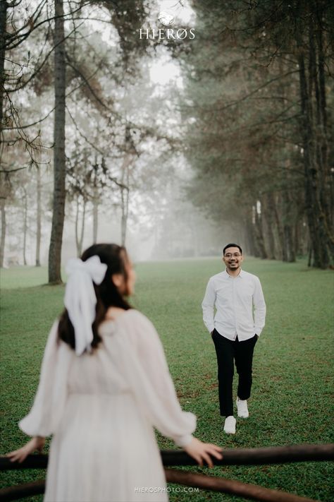 Cory & Eben, Romantisme di hutan pinus. Ide Prewedding Outdoor, Outdoor Prewedding Ideas, Forest Prewedding, Pose Prewedding Outdoor, Tema Prewedding, Prewed Casual, Prewed Outdoor, Casual Prewedding, 7 Bulanan