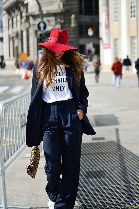 Red Fedora Hat Outfit, Felt Hat Outfit, Hat Outfit Spring, Red Hat Outfit, Fedora Outfit, Fedora Hat Outfits, Colour Outfit, Red Fedora, Boho Winter Outfits