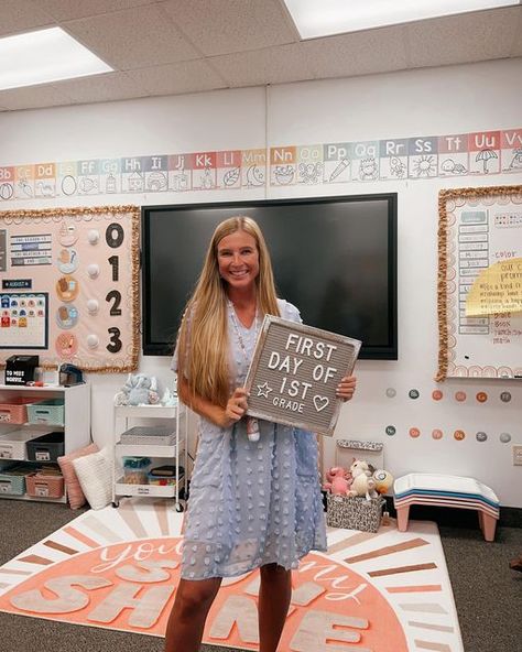 Miss Norris ☆ 1st Grade shared a post on Instagram: "💜FIRST DAY OF SCHOOL💜 Today was SO much fun with my sweet kiddos!!!🥺 they are absolutely precious!!! Our day: 🌟 coloring page for morning work 🌟 morning meeting 🌟 lots of routines & procedures 🌟 first day jitters & jitter juice 🌟 worksheet on how we felt 🌟 read a letter from your teacher on the first day of school 🌟 more practice of procedures 🌟 class promise Overall, such a great day and I know tomorrow will be so much Teacher Instagram Post Ideas, Teacher Outfits First Day Of School, 1st Grade Teacher Aesthetic, Letter From Your Teacher, Class Promise, Jitter Juice, First Day Jitters, First Day Of School Teacher, Teacher Ootd