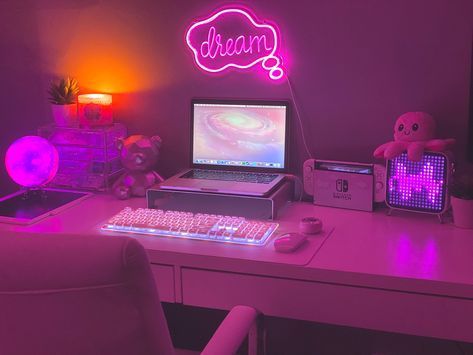 Gaming Laptop Setup Aesthetic, Pink Office Setup, Gaming Laptop Setup Ideas, Laptop Setup Ideas, Room Ideas Led, Setup Rosa, Neon Signs Room, Setup Notebook, Aesthetic Led Lights