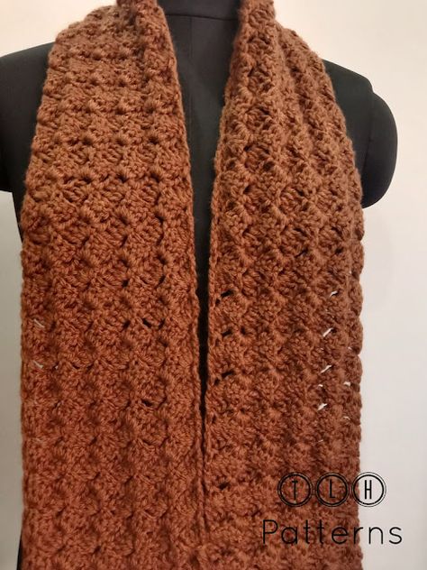 The Lazy Hobbyhopper: Crochet scarf - free pattern with video tutorial Men Scarf Crochet Pattern, Crochet Lacy Scarf, Amanda Crochets, Crochet Scarf Pattern Free Easy, Easy Crochet Patterns For Beginners, Crochet Lace Scarf Pattern, Crochet Triangle Shawl, Crochet Mens Scarf, Unisex Crochet