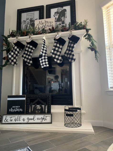 Buffalo Black And White Christmas Tree, Black And White Christmas Porch Decor, Black White And Silver Christmas Decor, Black And White Christmas Decor Ideas, White And Black Christmas Decor, Black White Christmas Decor, Black And White Christmas Decorations, Christmas Decor Black And White, Black And White Christmas Decor