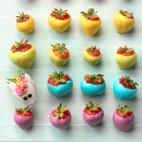 Rainbow Strawberries Rainbow Strawberries, Easter Candy Recipes, Baked Fruit Desserts, Princess Party Food, Raspberry Salad, Fruit Desserts Easy, Easy Easter Desserts, Dipped Strawberries, Colorful Chocolate