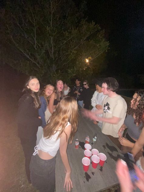 Yolo Summer, House Party Aesthetic, Baby Netflix, Friend Group Pictures, Bonfire Party, Teen Summer, Fun Sleepover Ideas, Summer Goals, Cute Friend Photos