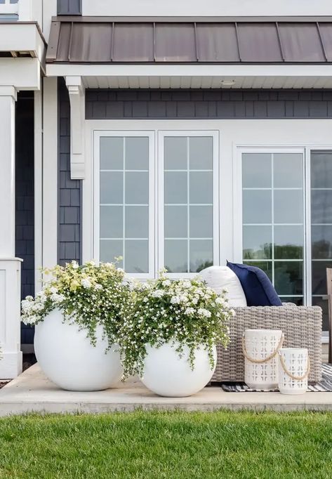 Modern Farmhouse Flower Beds, White Flowers In Pots Planters, White Flowers Front Yard, Artificial Plants On Patio, What To Plant In Large Outdoor Planters, Backyard Patio Plants, Cottage Outdoor Ideas, Deck Styling Outdoor, Outdoor Patio Plants Ideas