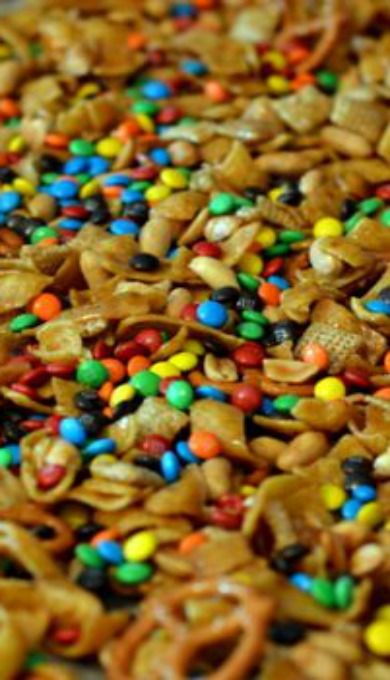 Frito Sweet Snack, Frito Chex Mix Recipes, Frito Sweet And Salty, Frito Mix Snacks, Carmel Covered Fritos, Fritos Sweet And Salty, Dry Party Snacks, Sweet And Salty Frito Snack, Sweet And Salty Mix